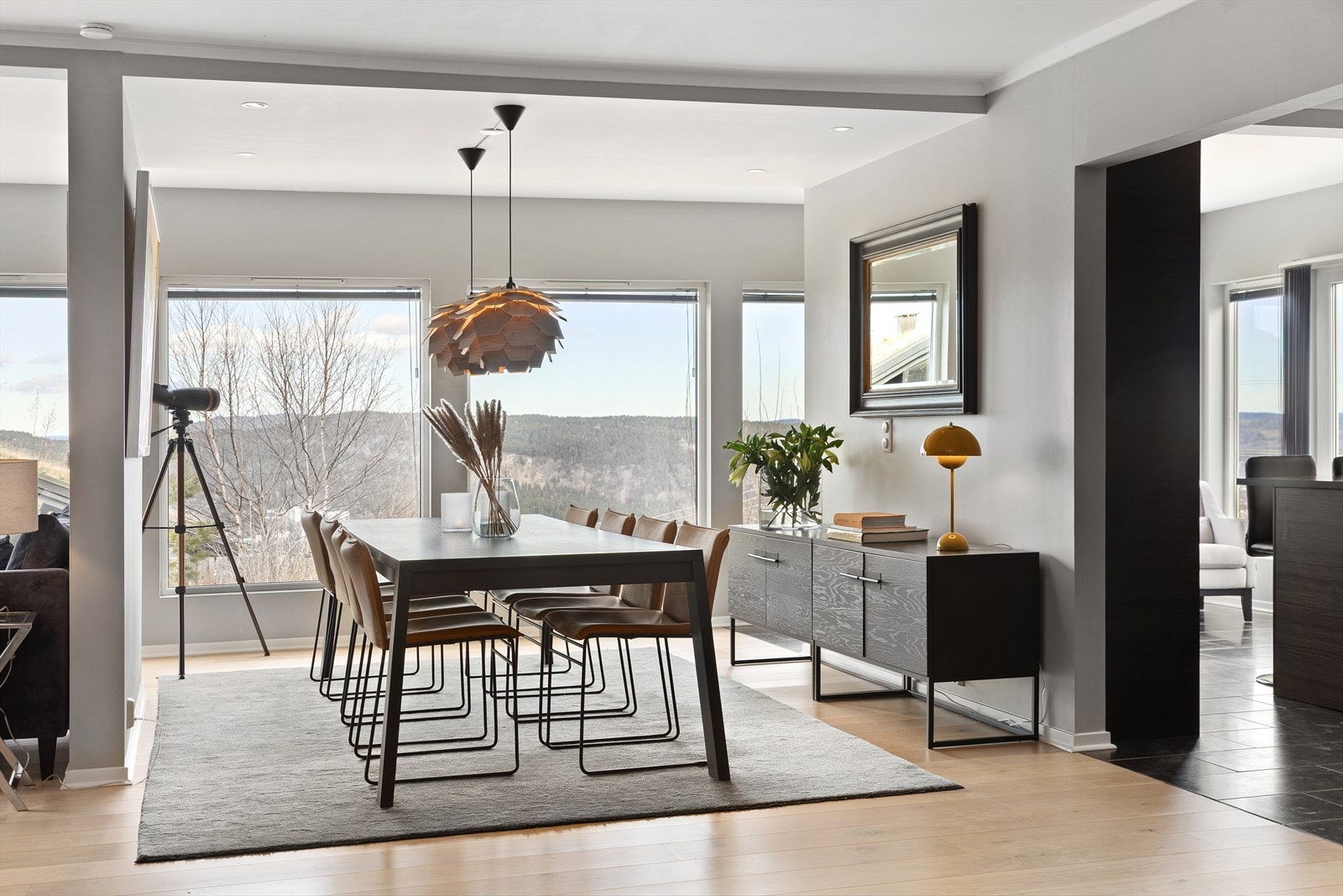 Videre kan man enkelt møblere med spisebord Galleribilde