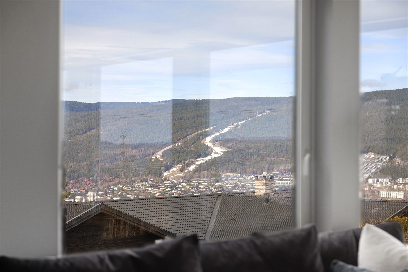 Leiligheten har store vindusflater som bidrar til optimale utsiktsforhold Galleribilde