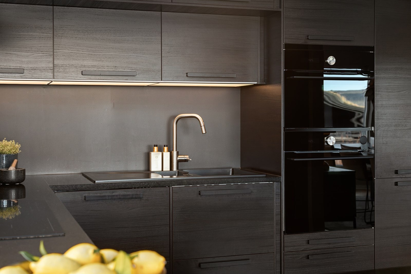 Godt med arbeidsplass på benkeplater i naturstein Galleribilde