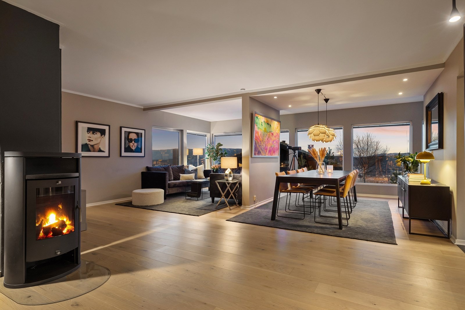 Oppholdsrommet er innredet i ulike soner Galleribilde