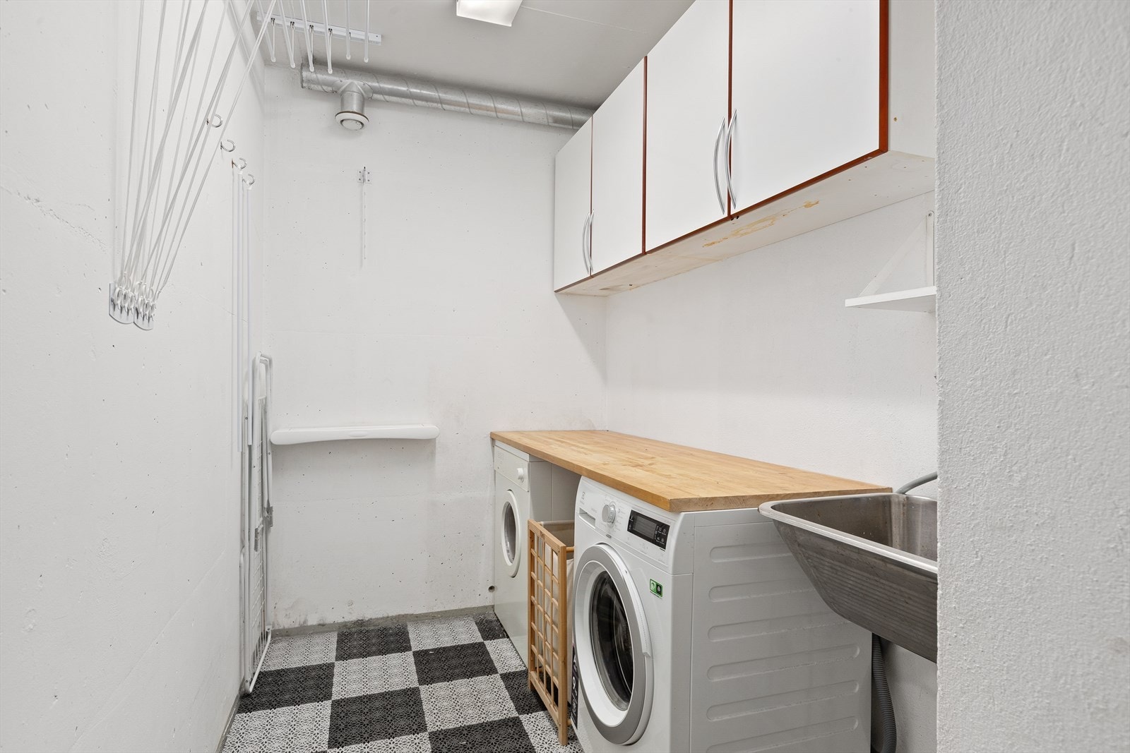 Med leiligheten medfølger totalt 6 boder inkl. vaskerom Galleribilde