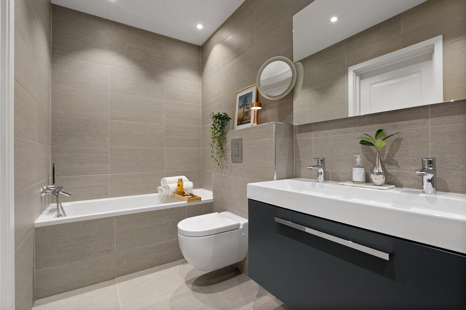 Badet er utstyrt med badekar, servant, speil, toalett og dusjnisje med regndusj - Her får du spafølelsen! Galleribilde