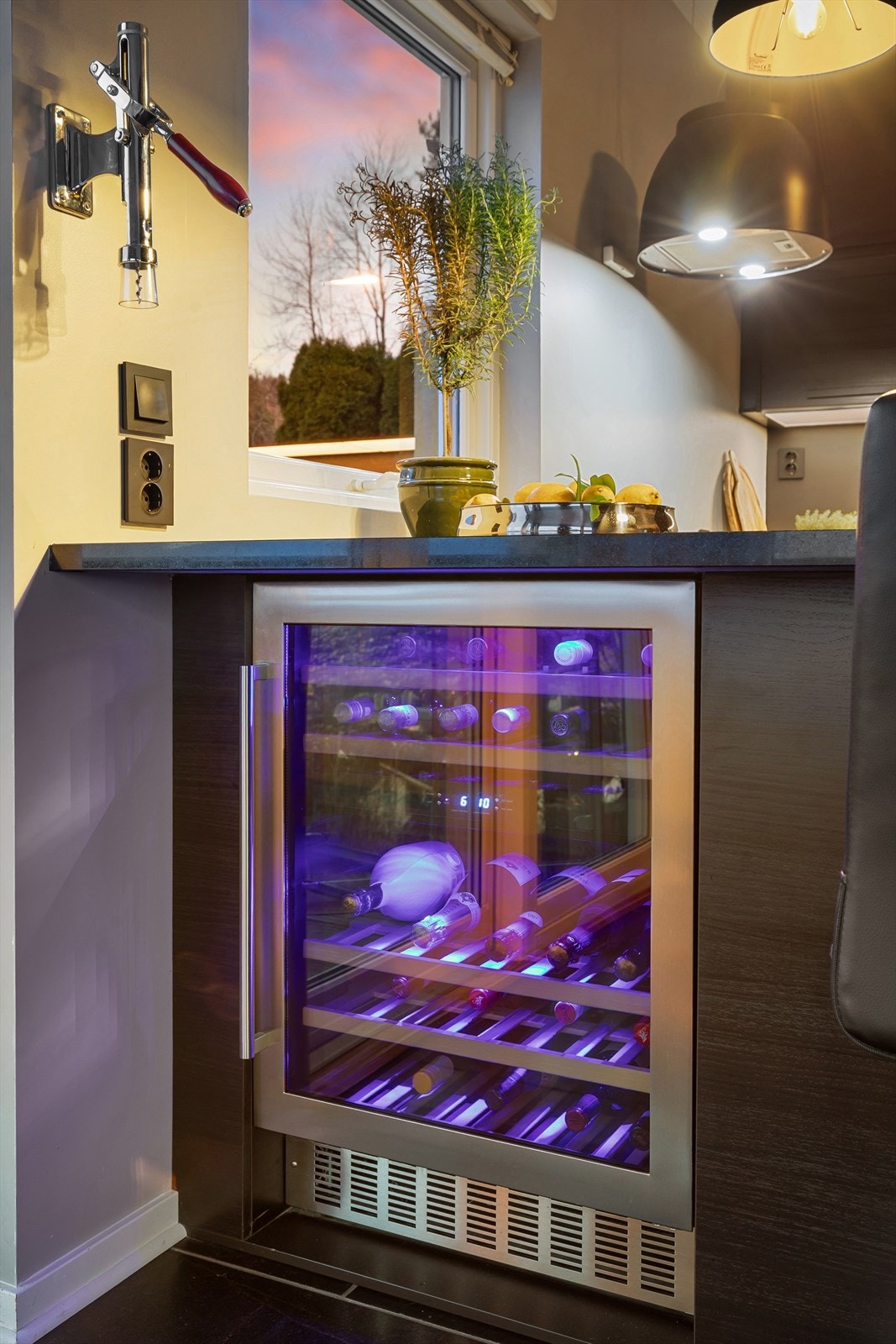 Integrert vinskap med to kjølesoner medfølger. Galleribilde