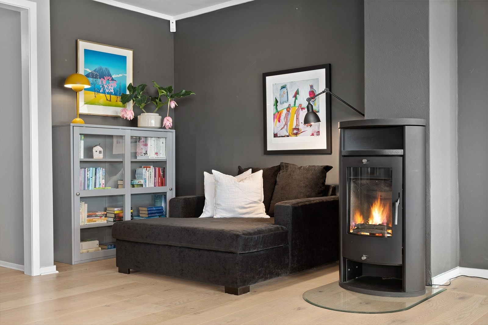 Hyggelig lesekrok i tilknytning til peisen Galleribilde