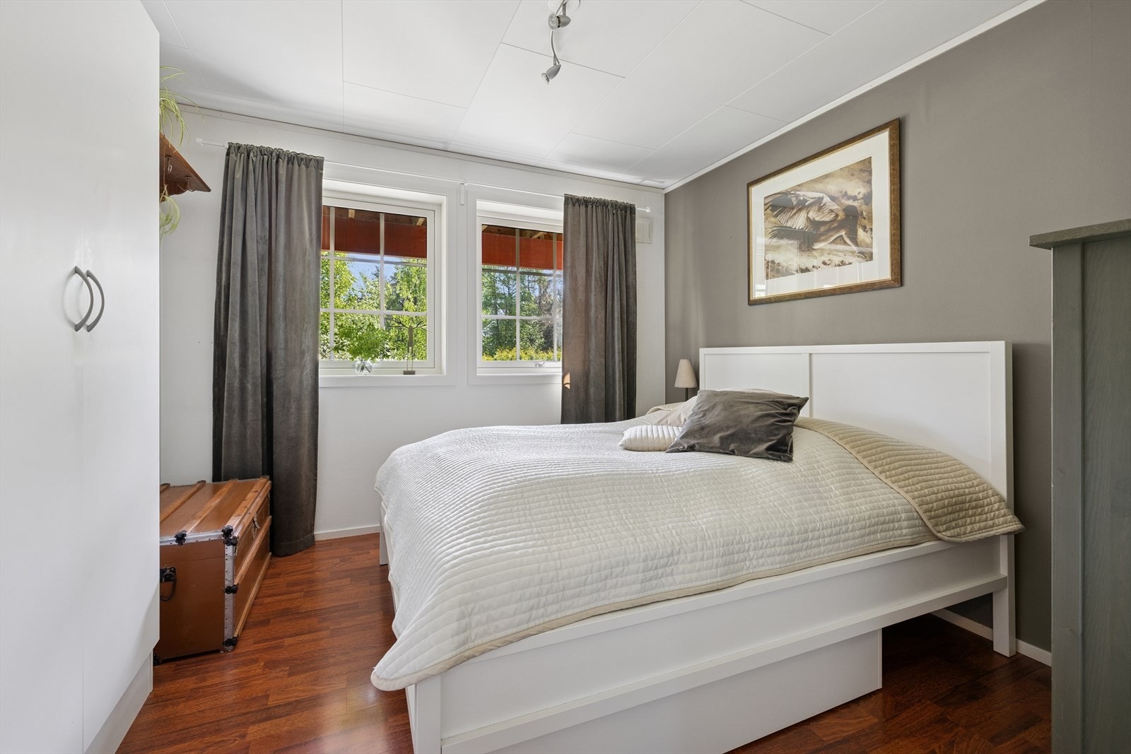 Soverommene har god plass til seng, tilpasset garderobeløsning og eventuelt andre småmøbler. Galleribilde