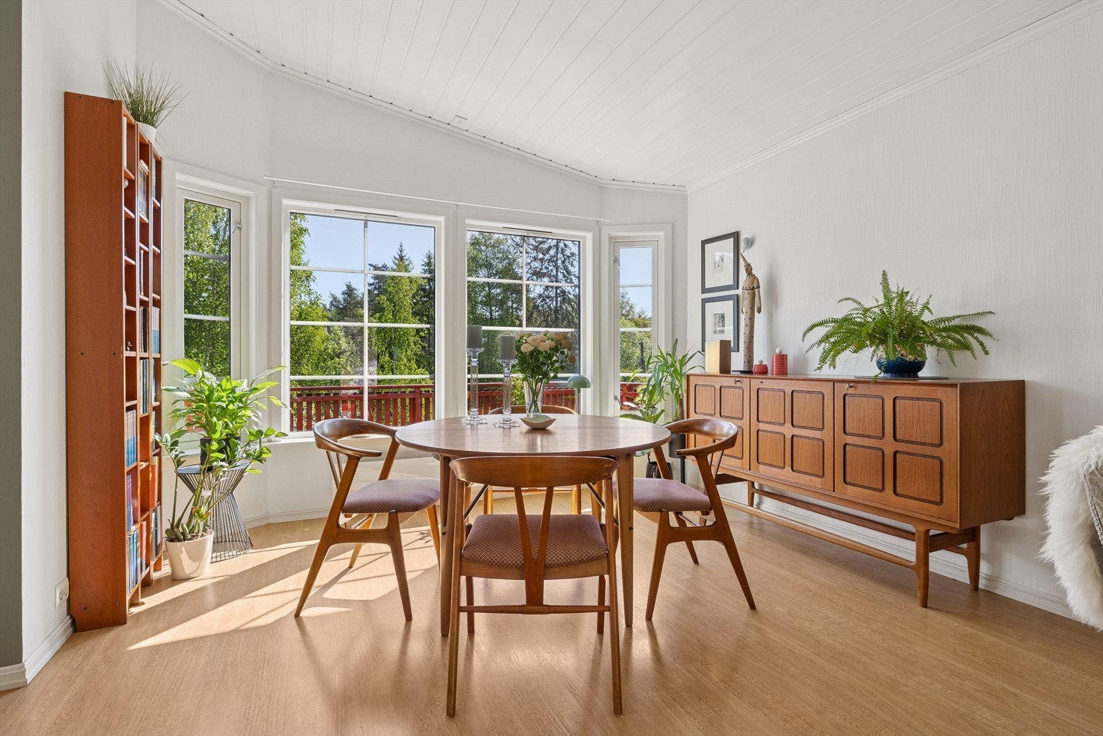 Store, gode vindusflater med fin utsikt til hagen. Galleribilde