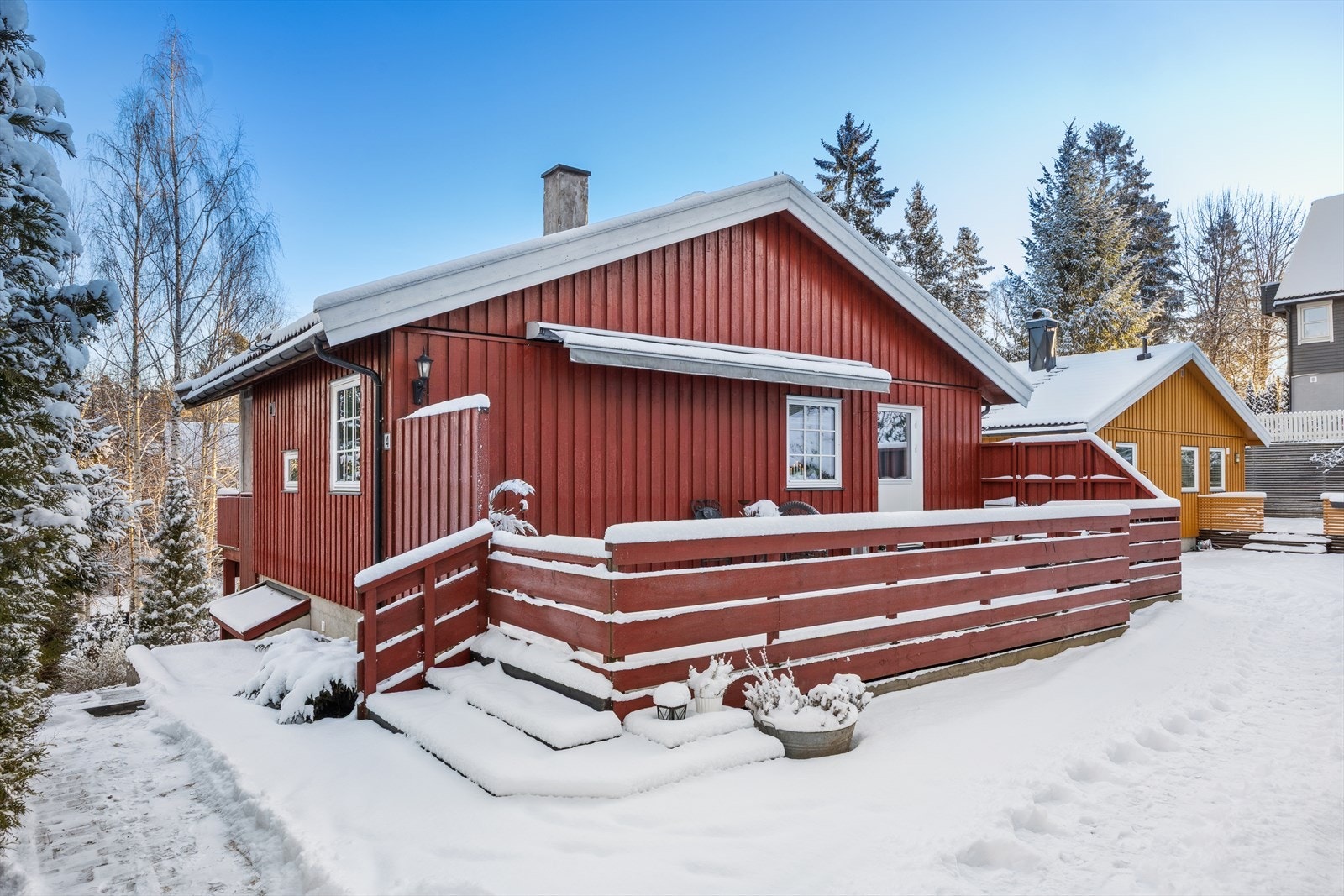 Vestvendt terrasse med fin ettermiddags- og kveldssol. Galleribilde