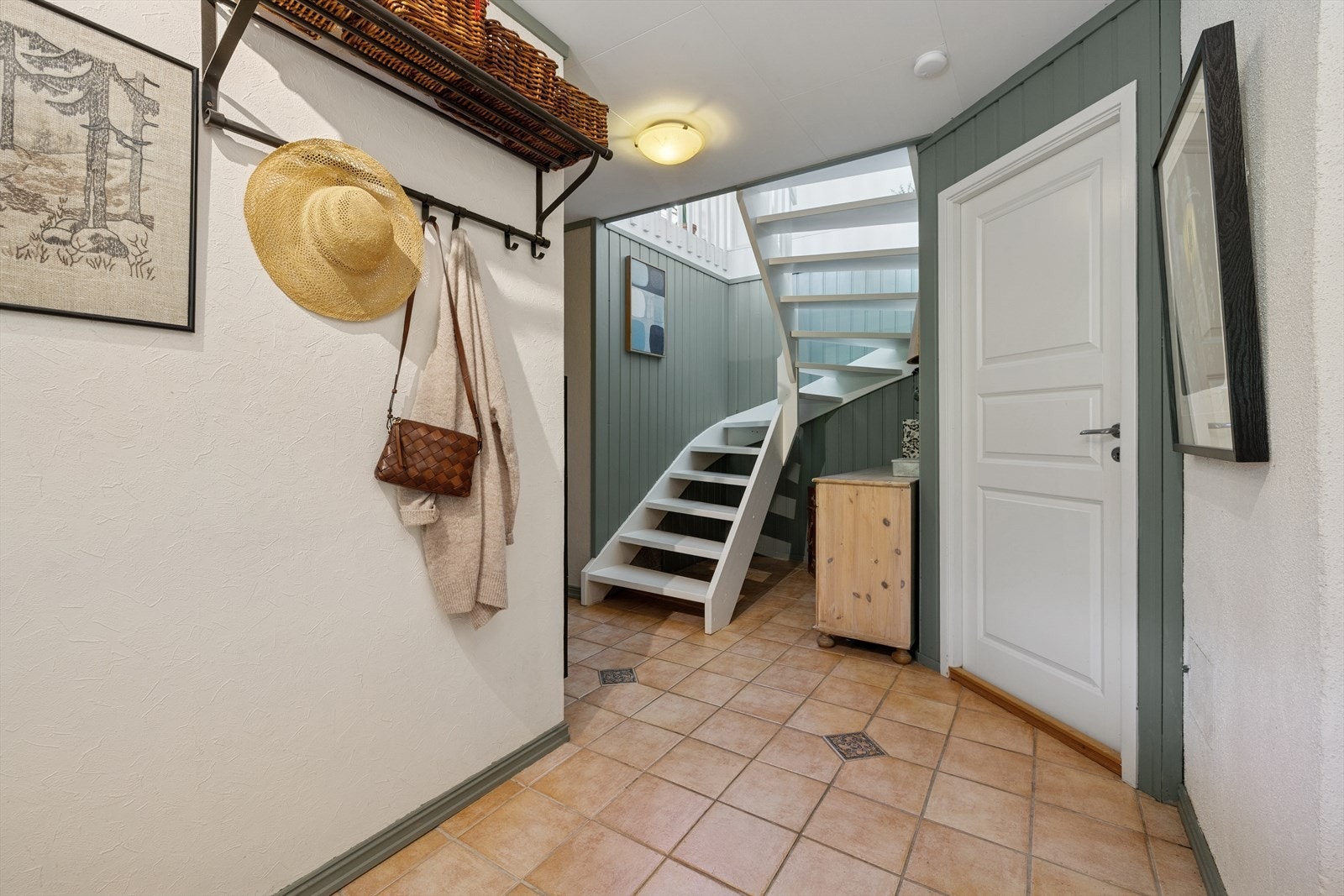 Praktisk entré, som har god plass til å sette skoene og henge yttertøyet. Galleribilde