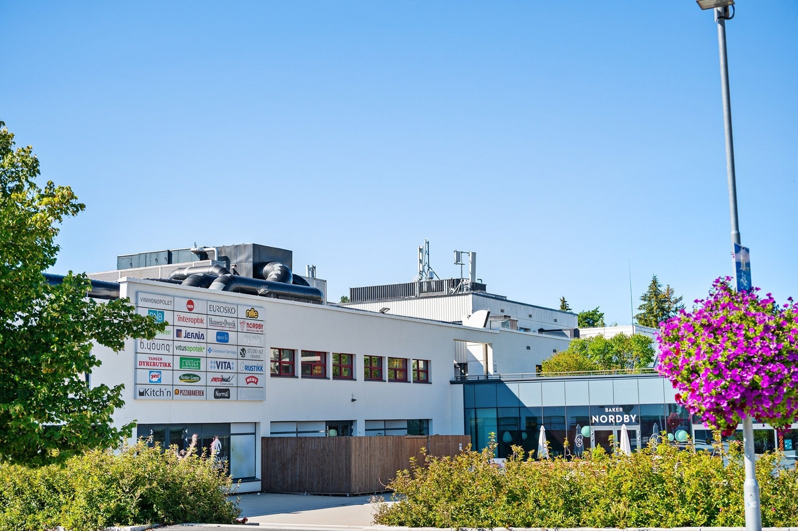 Tangen sentrum med forretninger og servicetilbud Galleribilde