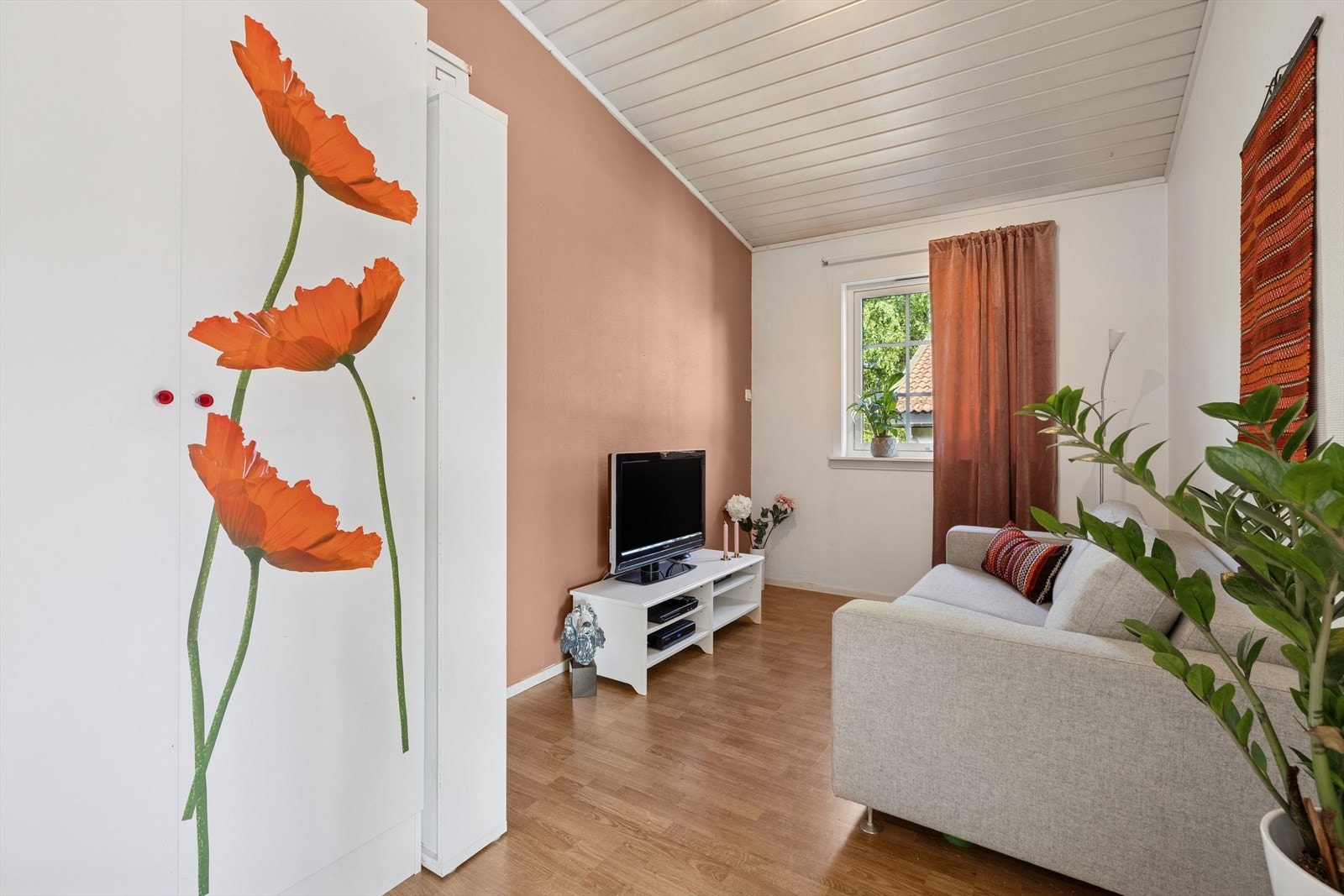 Dette soverommet finner du i boligens først etasje. Galleribilde