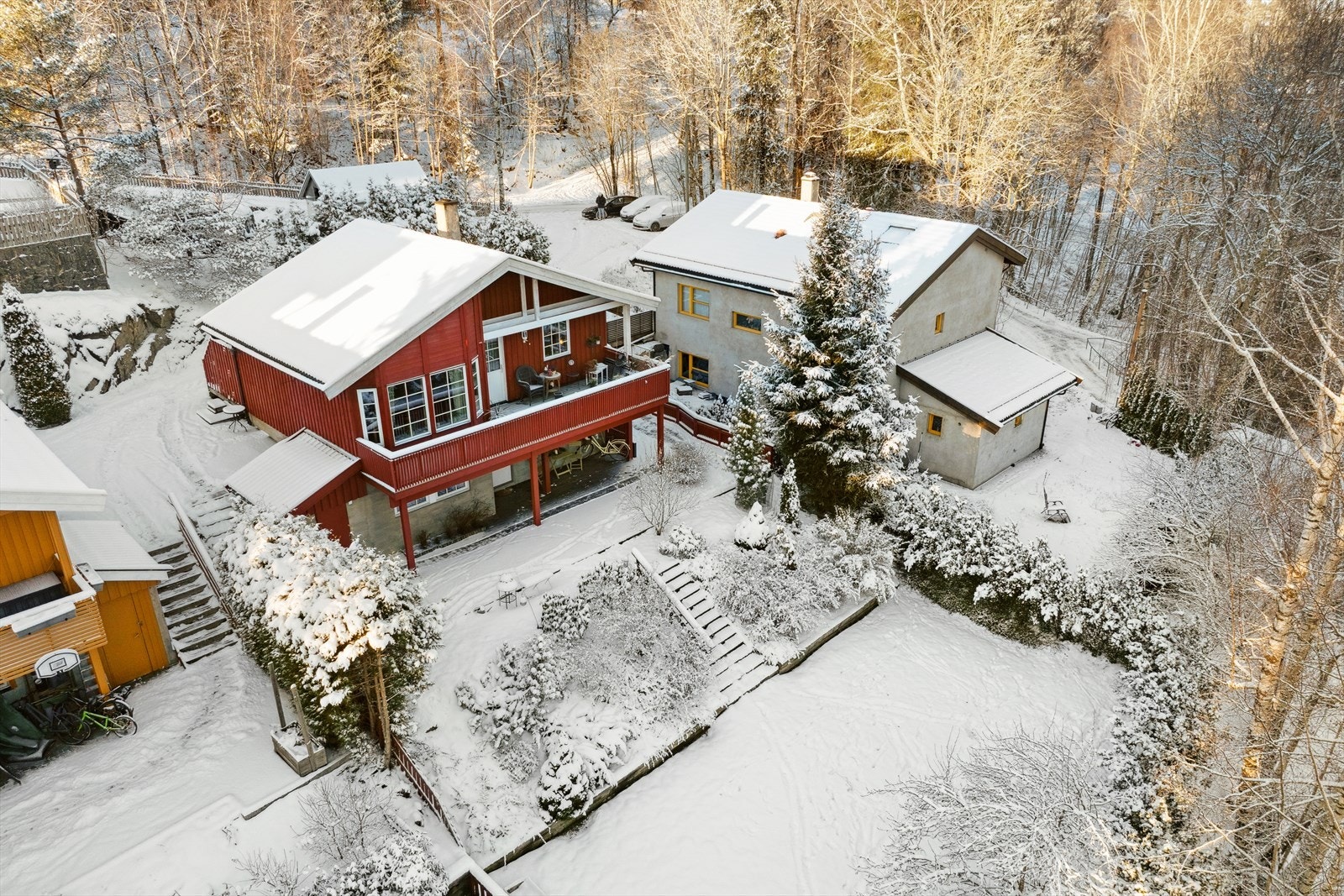 Koselig liten enebolig beliggende i blindvei med tre andre hus. Galleribilde