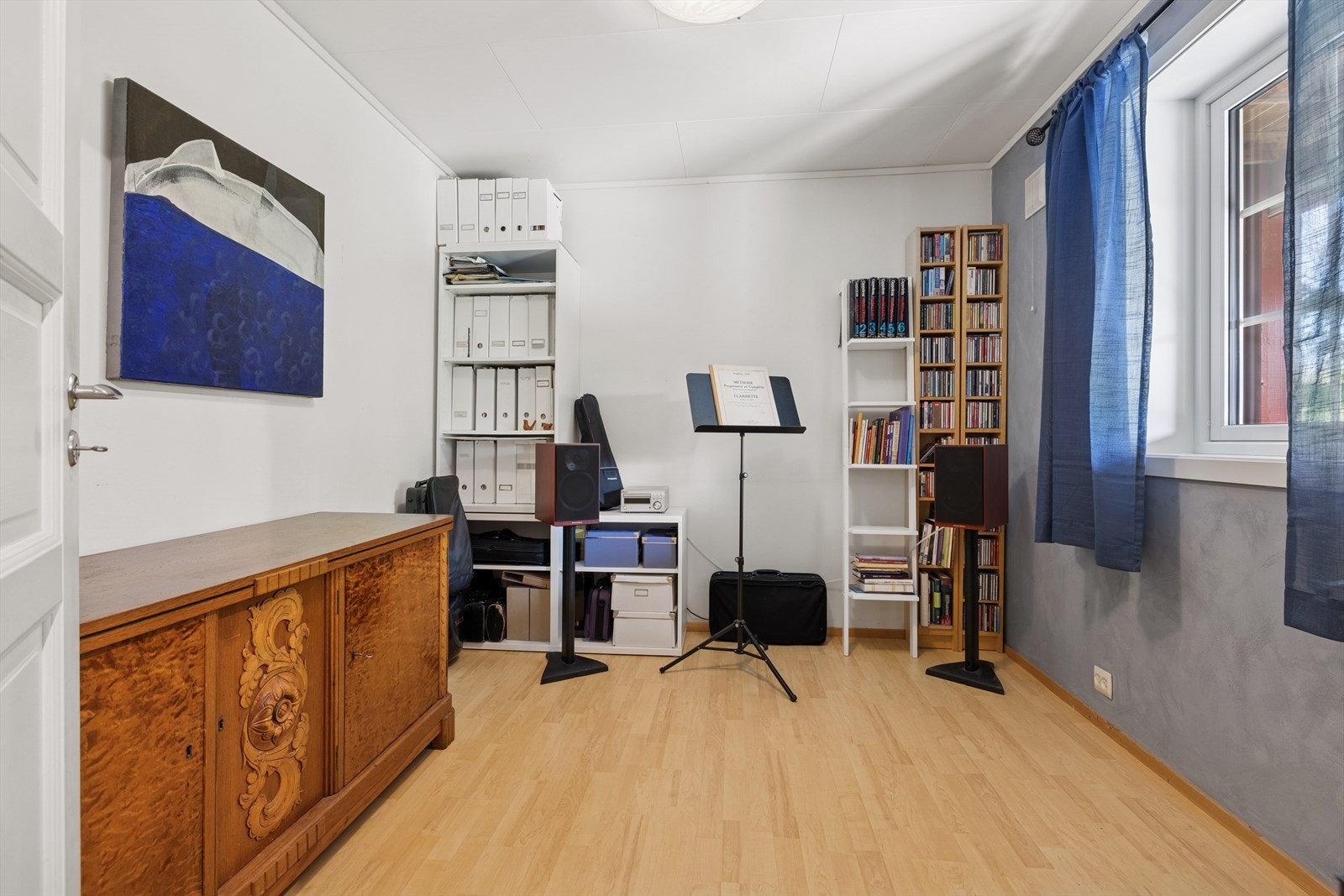 Boligen har totalt tre soverom, hvor to av dem ligger i underetasjen. Galleribilde