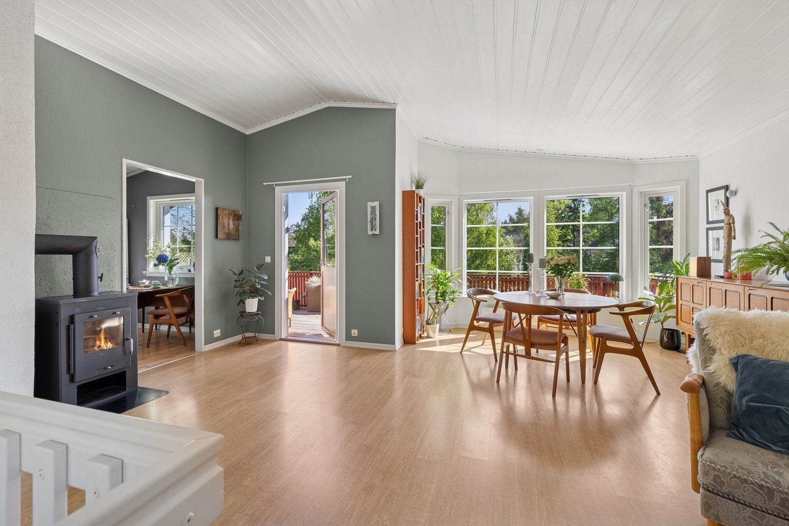 Stuen finner du i boligens første etasje, og fungerer som det naturlige samlingspunkt. Galleribilde