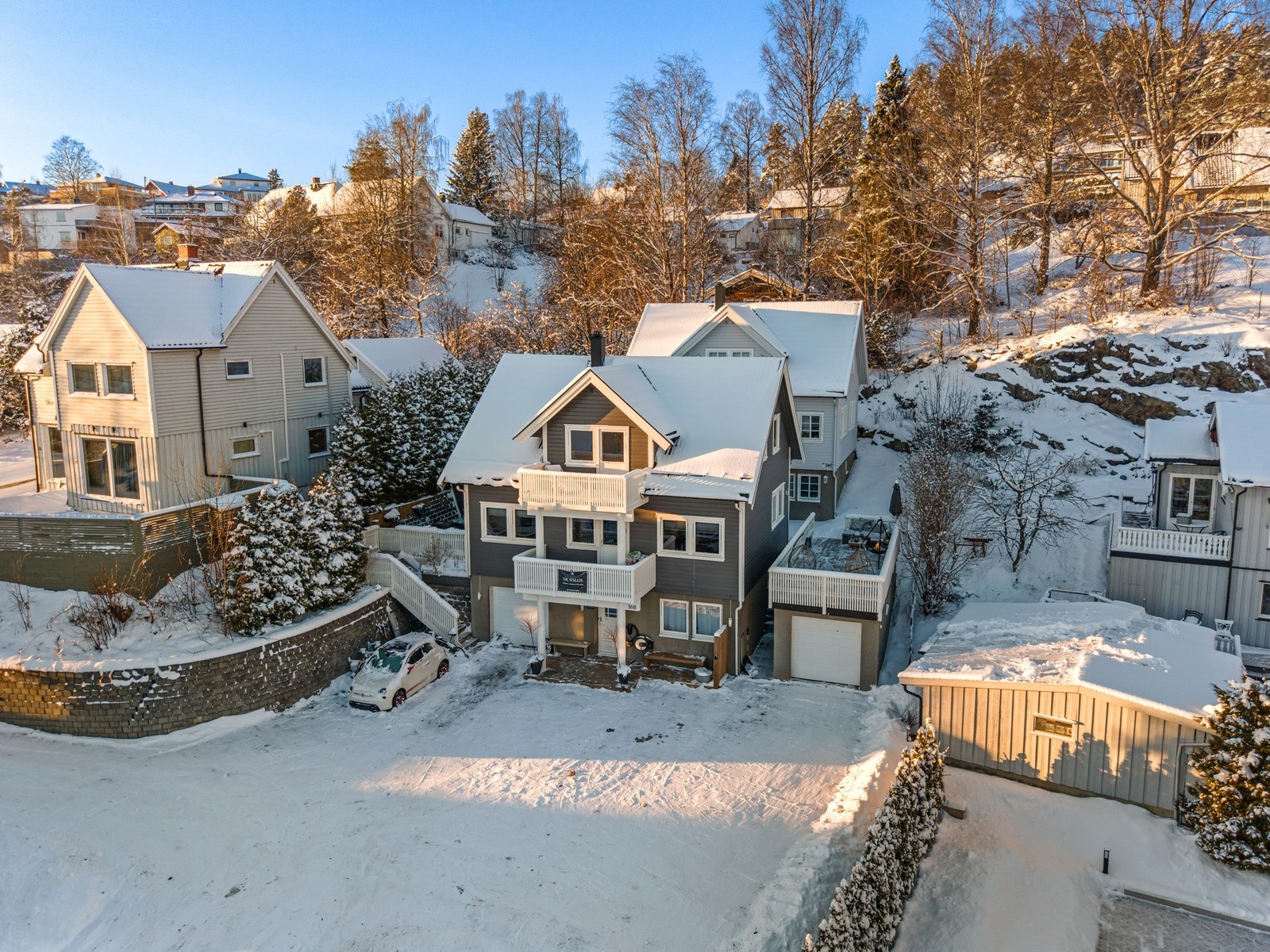 Over garasjen (den frittstående garasjen tilhører Grønliveien 36C) på høyre side er det også en herlig uteplass. Galleribilde