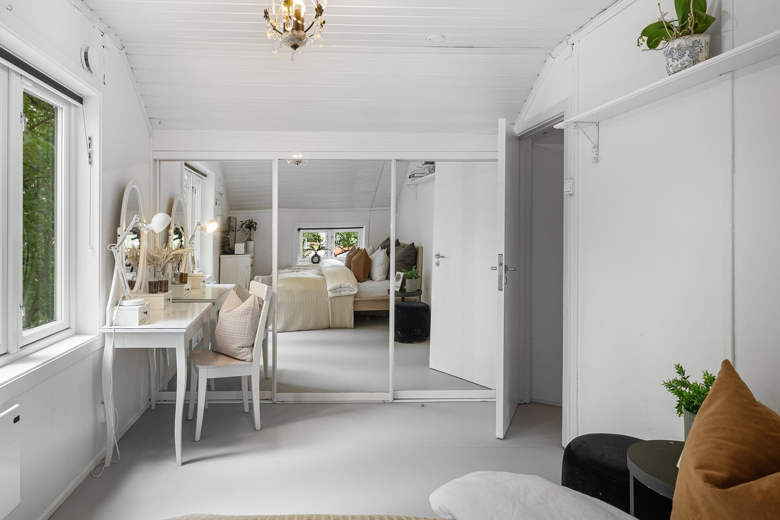 Rikelig med oppbevaringsplass i stor plassbygget skyvedørsgarderobe med speildører. Galleribilde