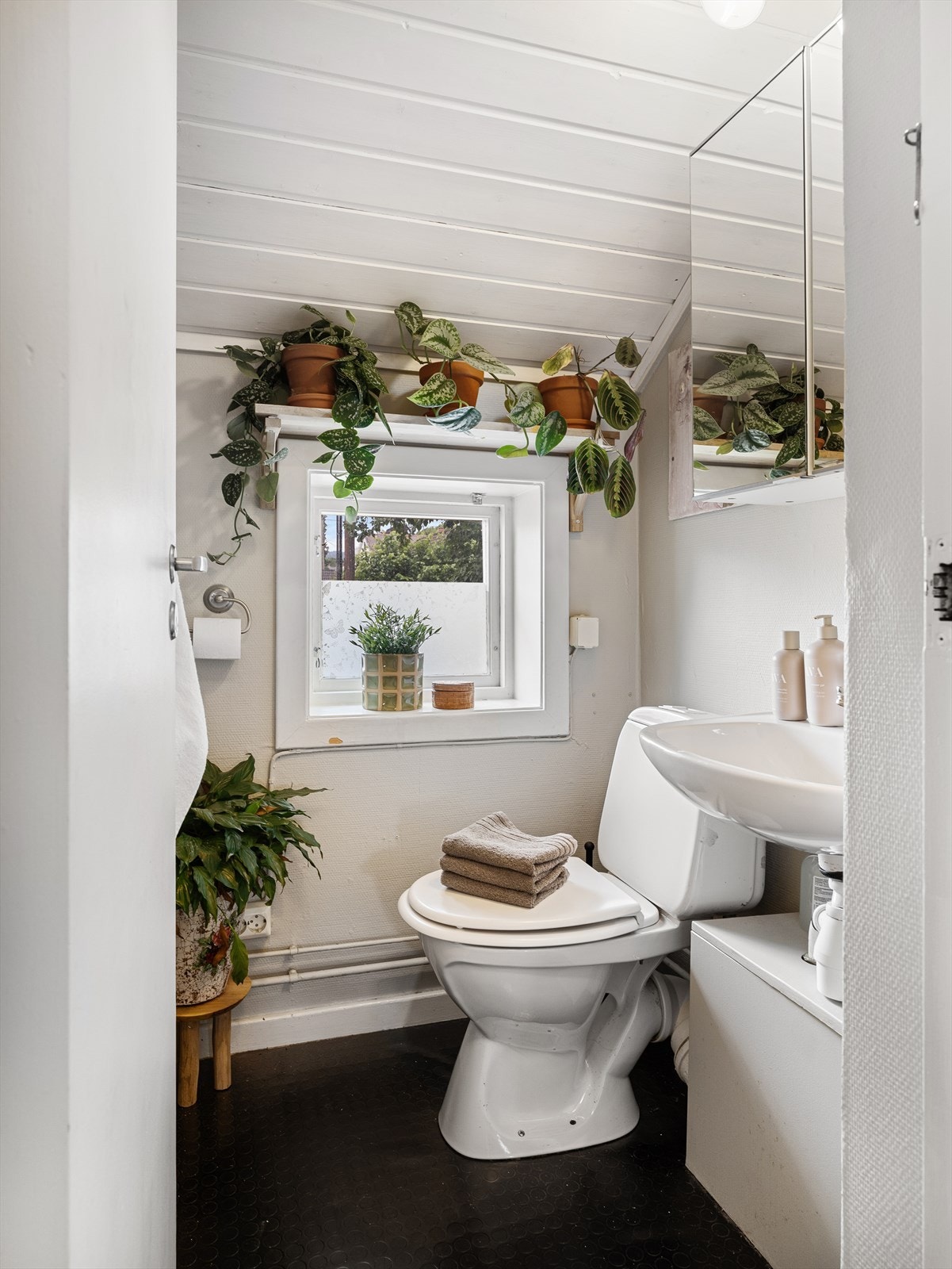 Leiligheten har et lyst og praktisk separat toalettrom med belegg på gulv og lysmalte overflater. Toalettrommet er utstyrt med vegghengt servant, speilskap med belysning over, samt gulvmontert toalett. Galleribilde