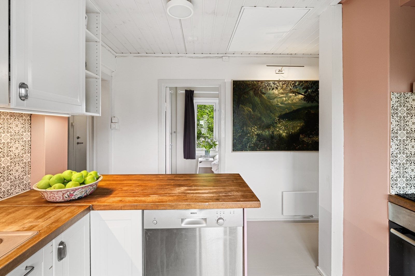 Uinnredet kaldtloft med adkomst via luke i tak på kjøkken. Galleribilde