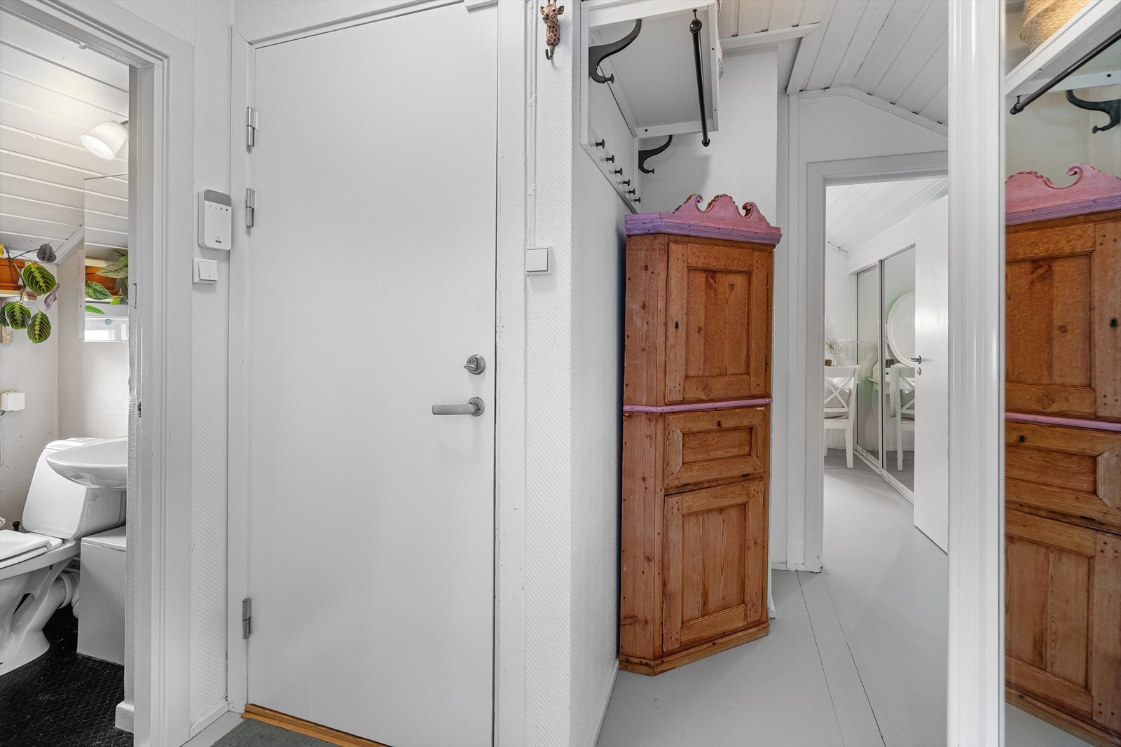 Entré med plass til sko og oppheng av yttertøy. Galleribilde