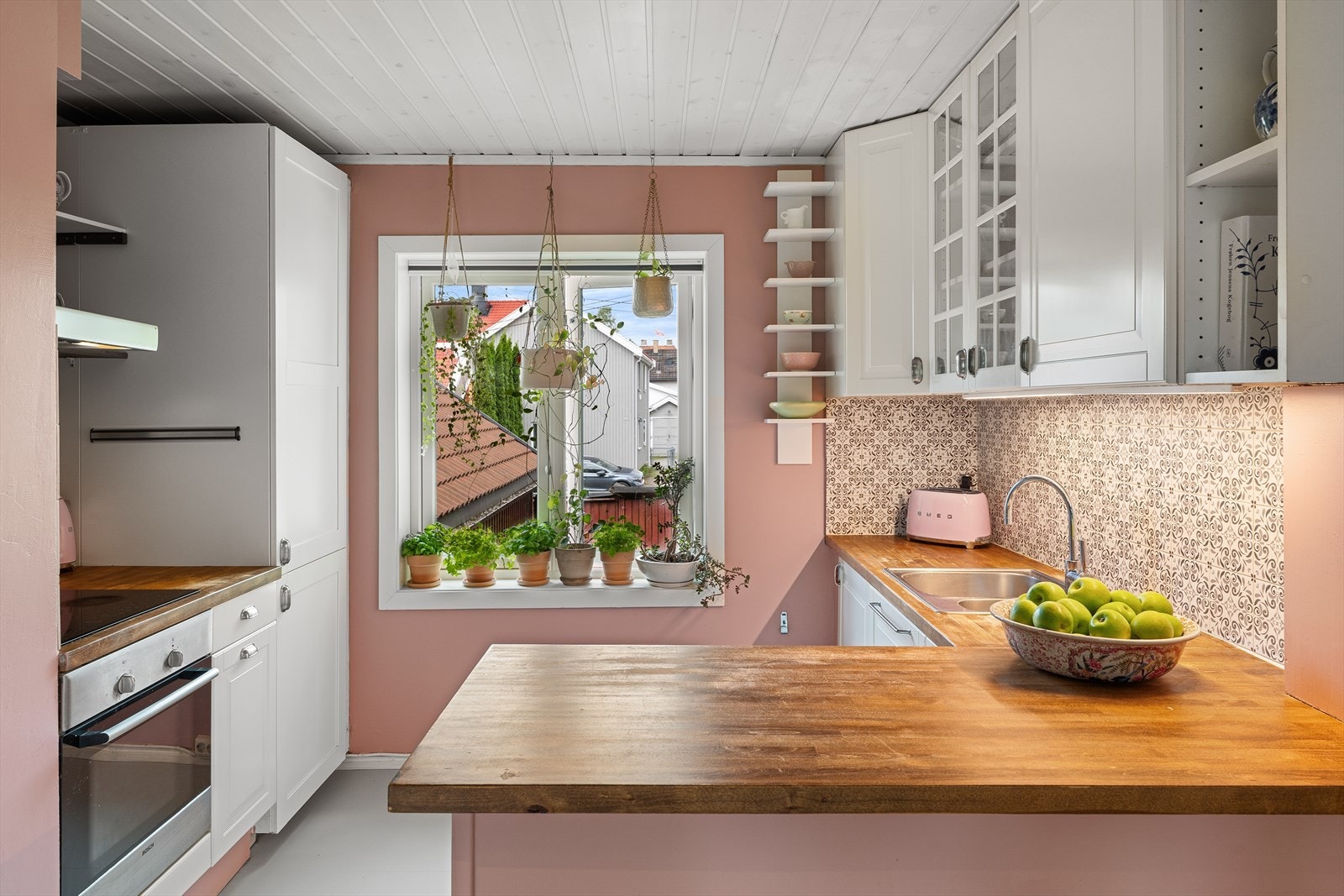 Et lyst og sjarmerende kjøkken med god skap- og benkeplass. Kjøkkenet er fullt utstyrt med hvitevarer som medfølger. Galleribilde