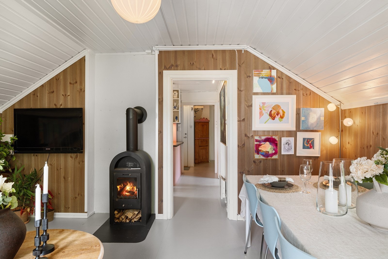 Stuen er romslig med god plass til både sofagruppe med salongbord, mediemøblement og et spisebord. Galleribilde