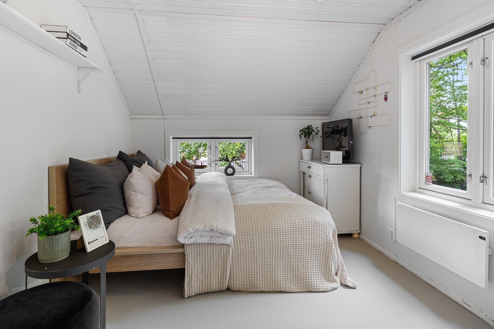 Hovedsoverommet har plass til stor seng, sminkebord/arbeidspult og kommodeløsninger Galleribilde