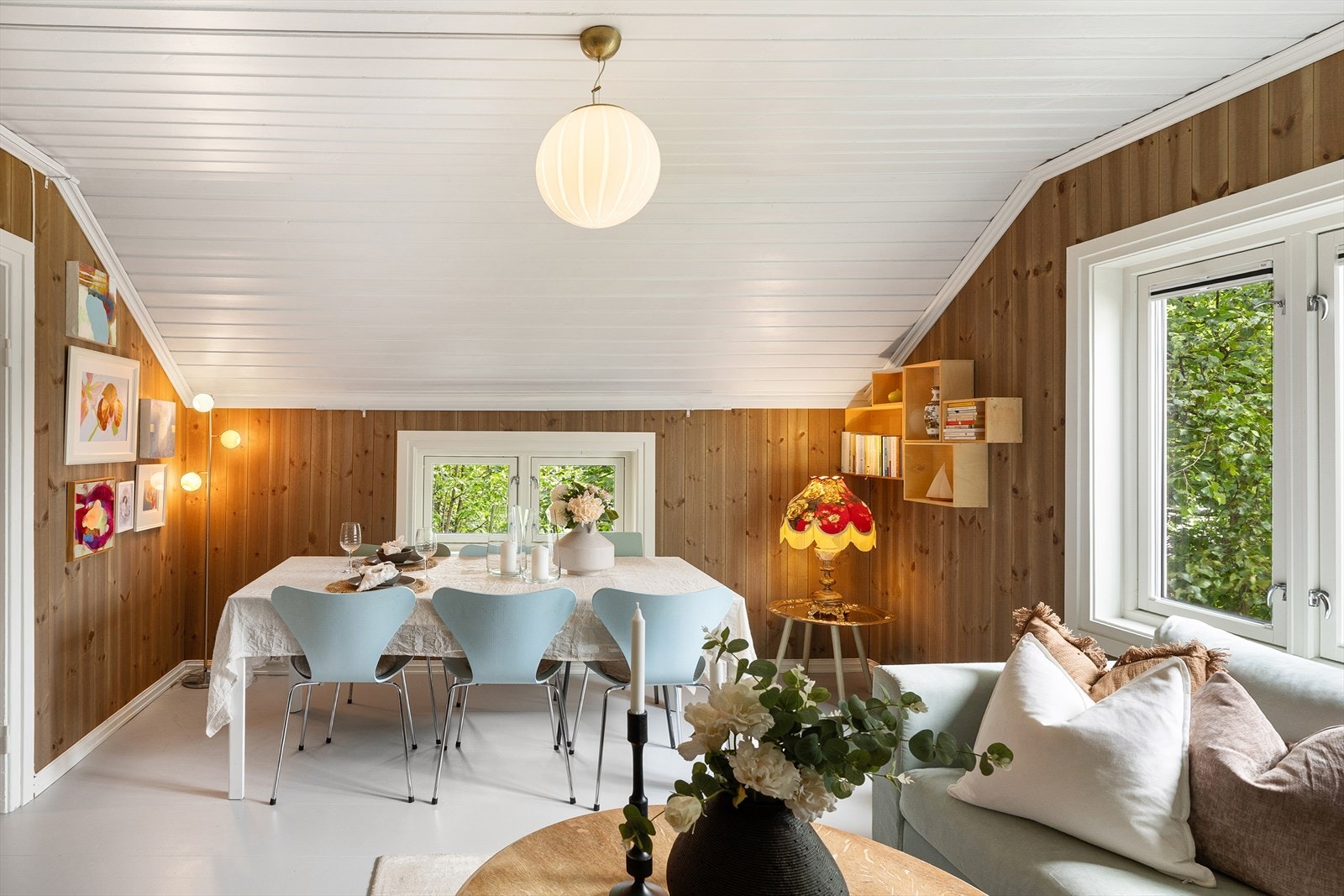 Stuen er det naturlige oppholdsrommet i leiligheten, og er et lyst og skikkelig hyggelig rom. Galleribilde