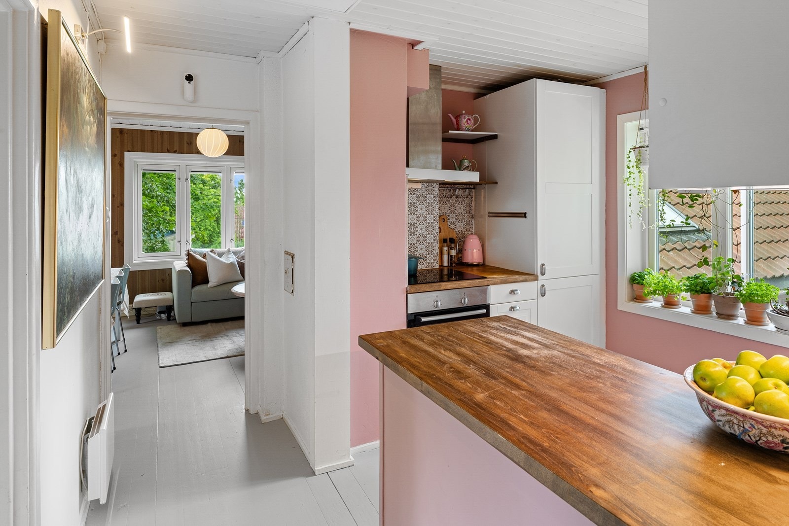 Kjøkkenet ligger i naturlig tilknytning til stuen. Galleribilde