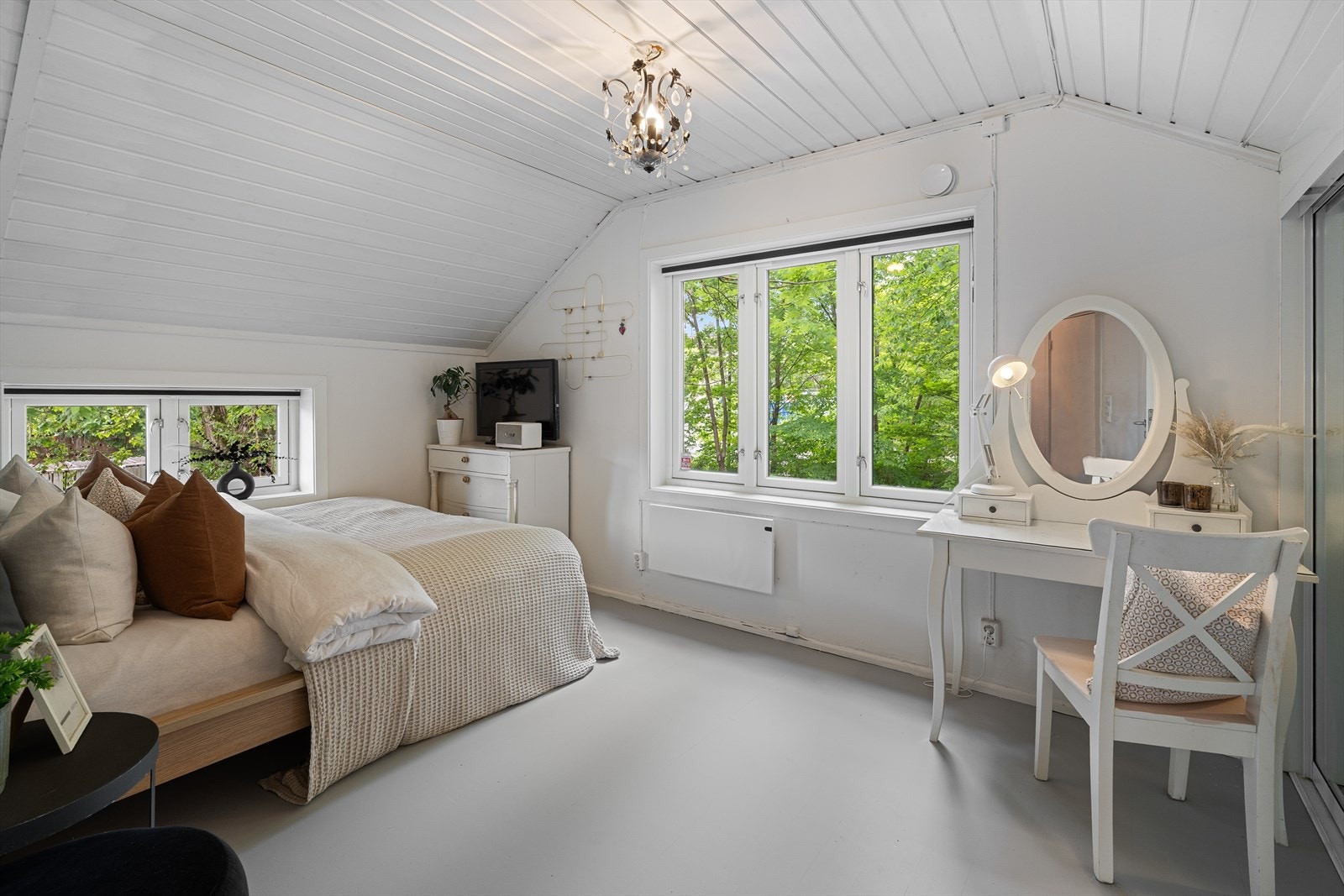 Leiligheten har et lyst og innbydende hovedsoverom av god størrelse. I likhet med stuen har også soverommet vindusflater mot to ulike himmelretninger som sørger for masse lys. Galleribilde