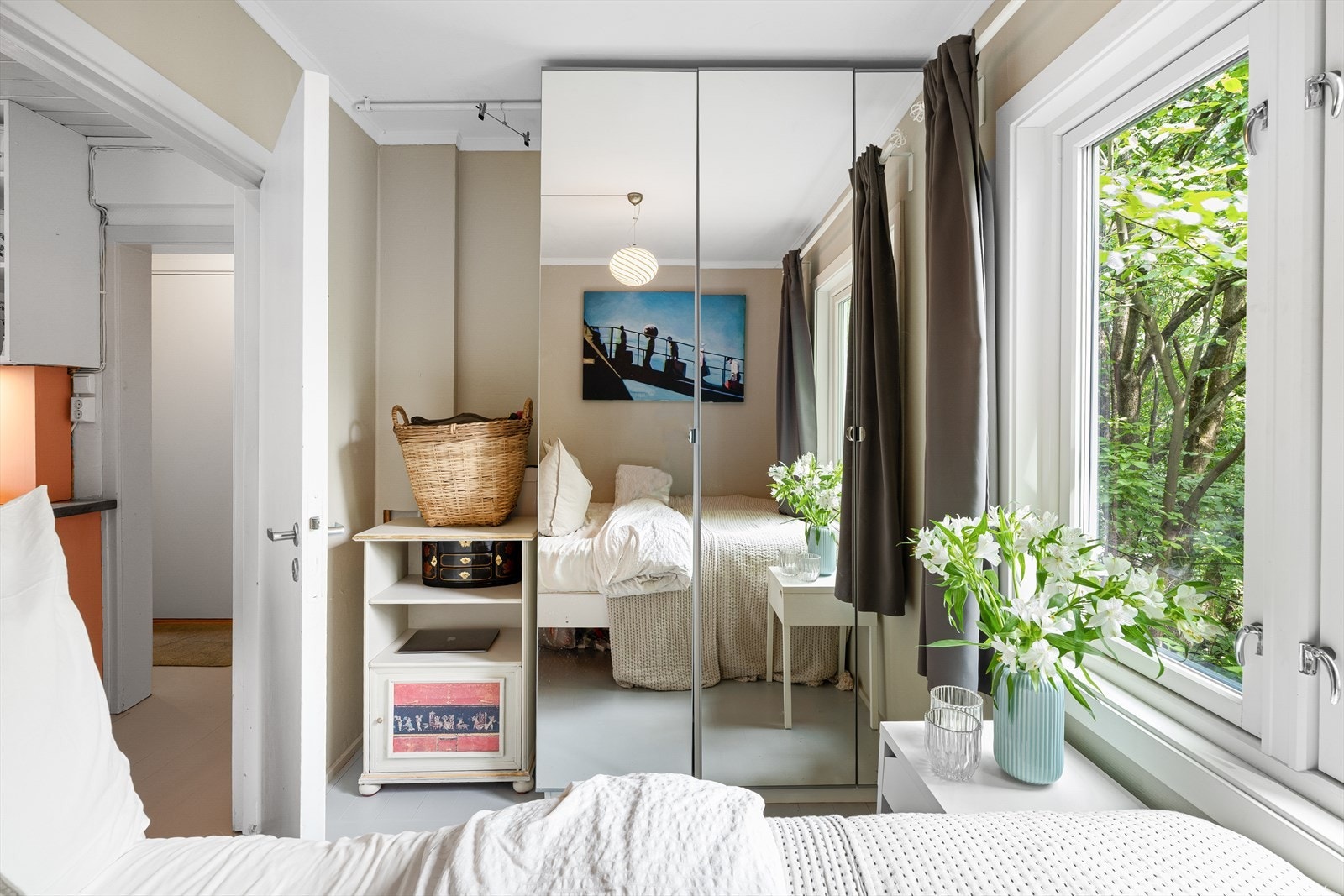 Soverom 2 med garderobeskap og spildører Galleribilde