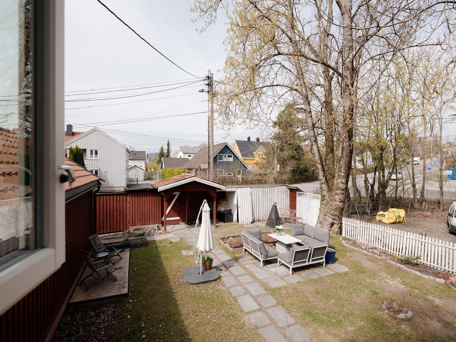 Utsikt fra kjøkkenvinduet mot pent opparbeidet hage. Galleribilde