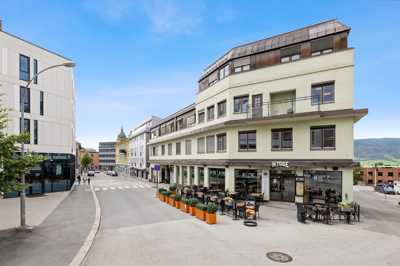 Her kan du nyte nærheten til populære serveringssteder som Hygge og Lillehammer Bakeri Galleribilde