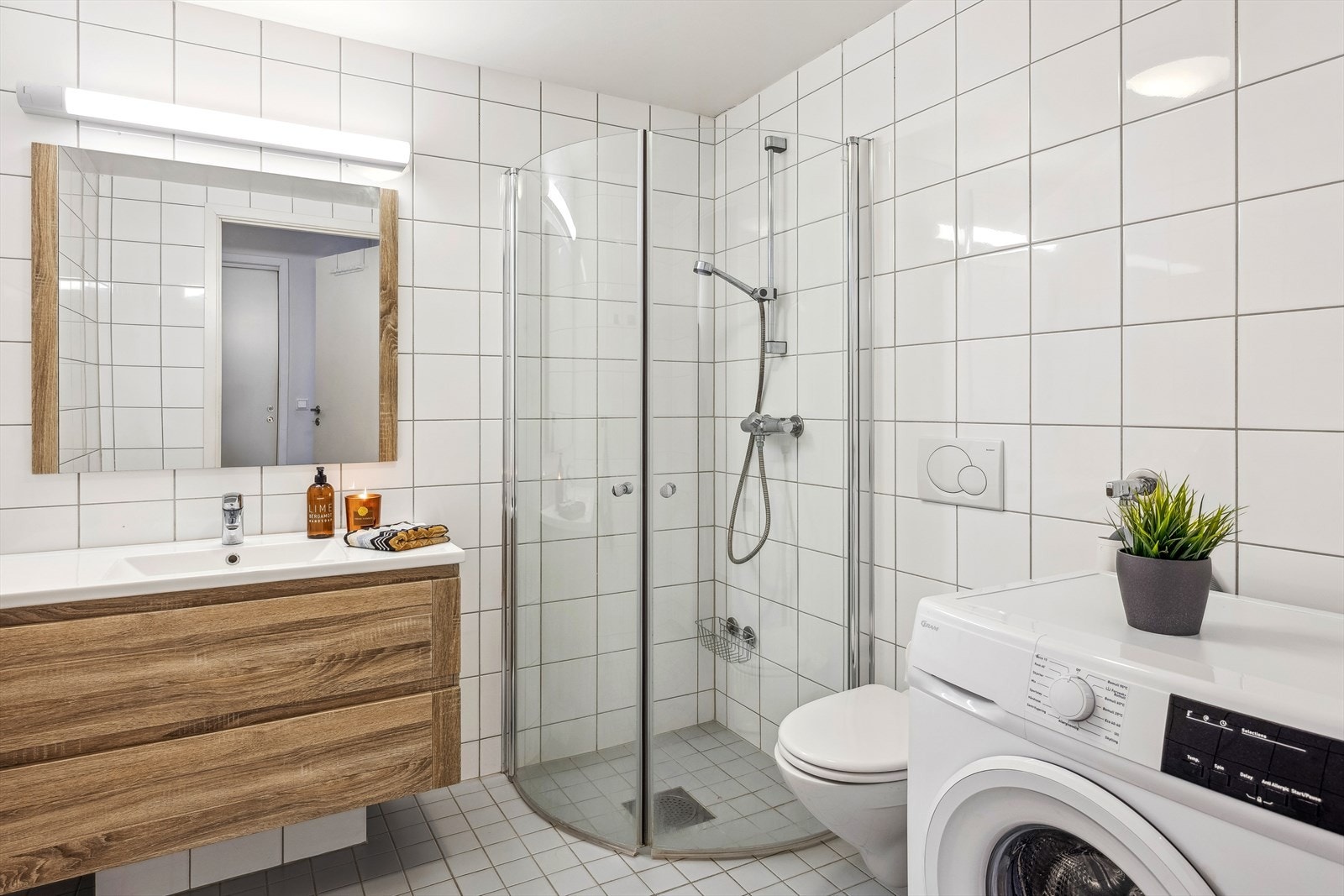 Dusjhjørne med innfellbare vegger og opplegg for vaskemaskin Galleribilde