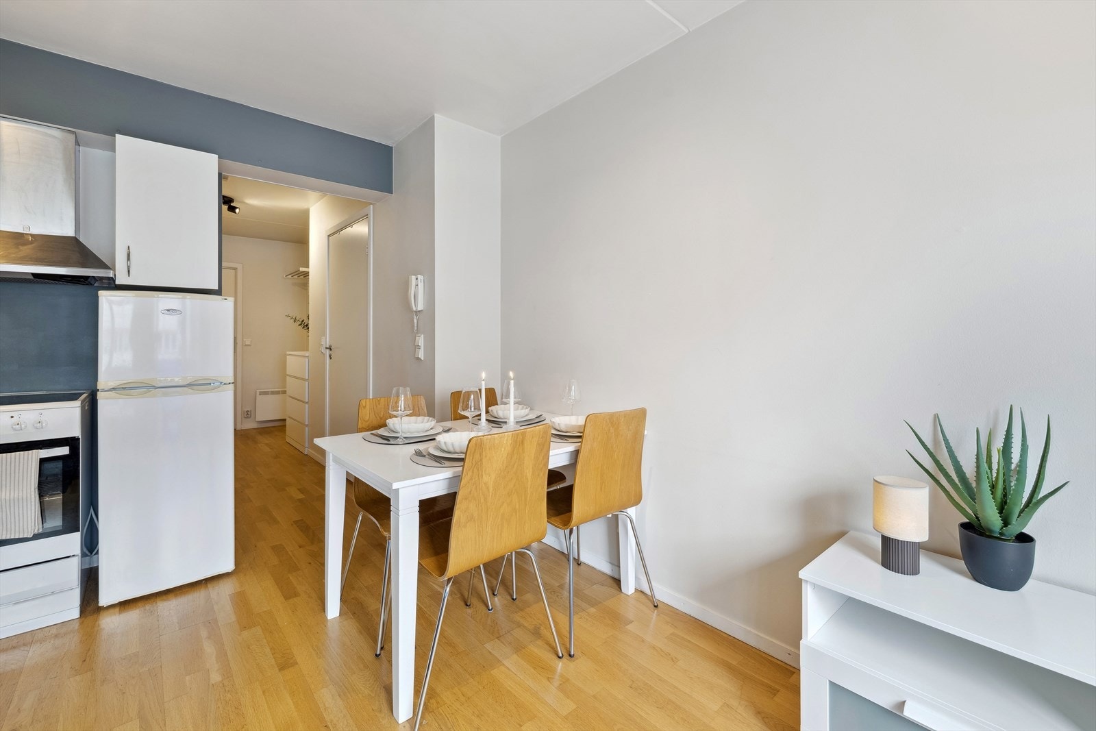 Spiseplassen har en naturlig plass i rommet og gir gode rammer for sosiale sammenkomster. Galleribilde