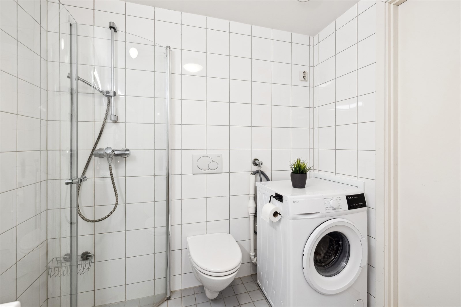 Baderommet har elektriske varmekabler i gulvet for behagelig komfort året rundt. Galleribilde