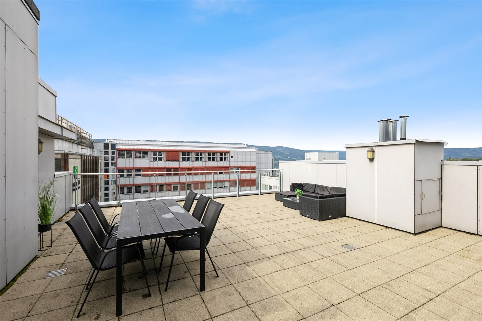 Nyt fellesskapet på takterrassen - et populært møtested med utsikt over byen. Galleribilde