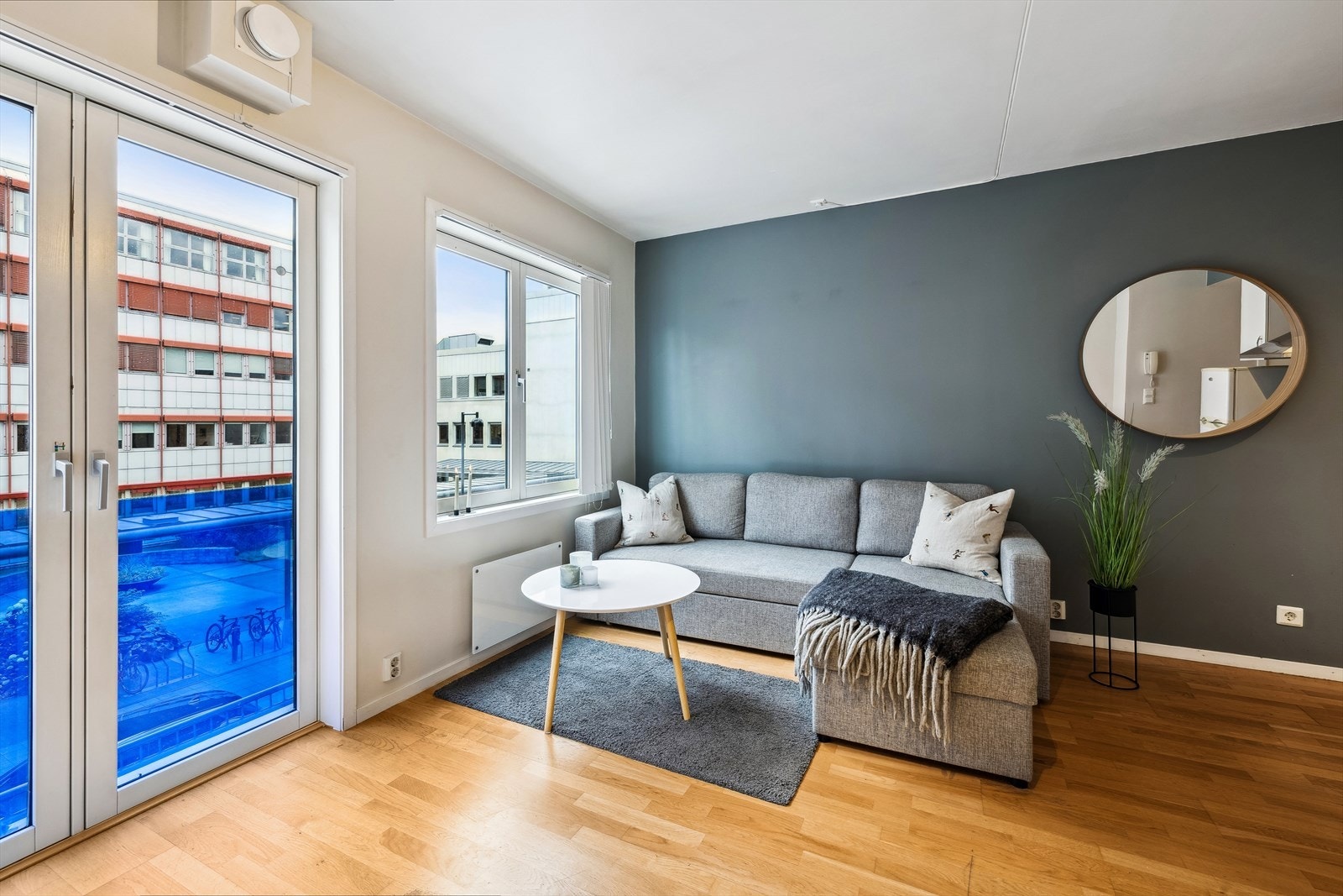 Stuen er malt i fine og tidsriktige farger Galleribilde