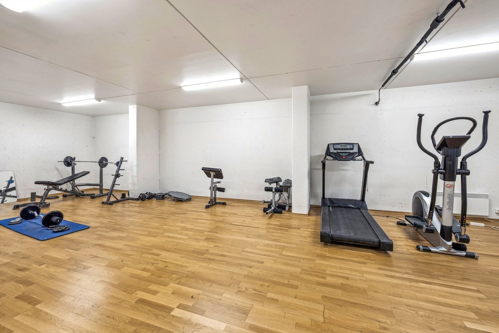 Sameiets velutstyrte felles treningsrom i kjelleren gir deg mulighet til å holde formen året rundt. Galleribilde