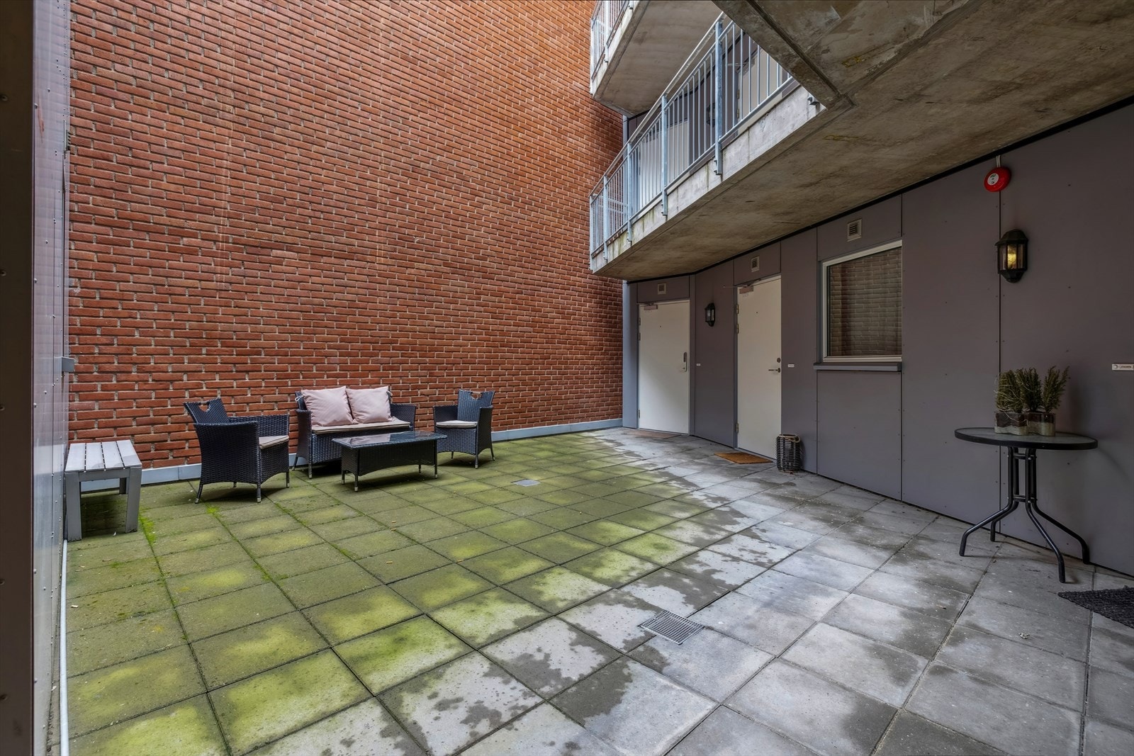 Bakgården og inngangspartiet Galleribilde