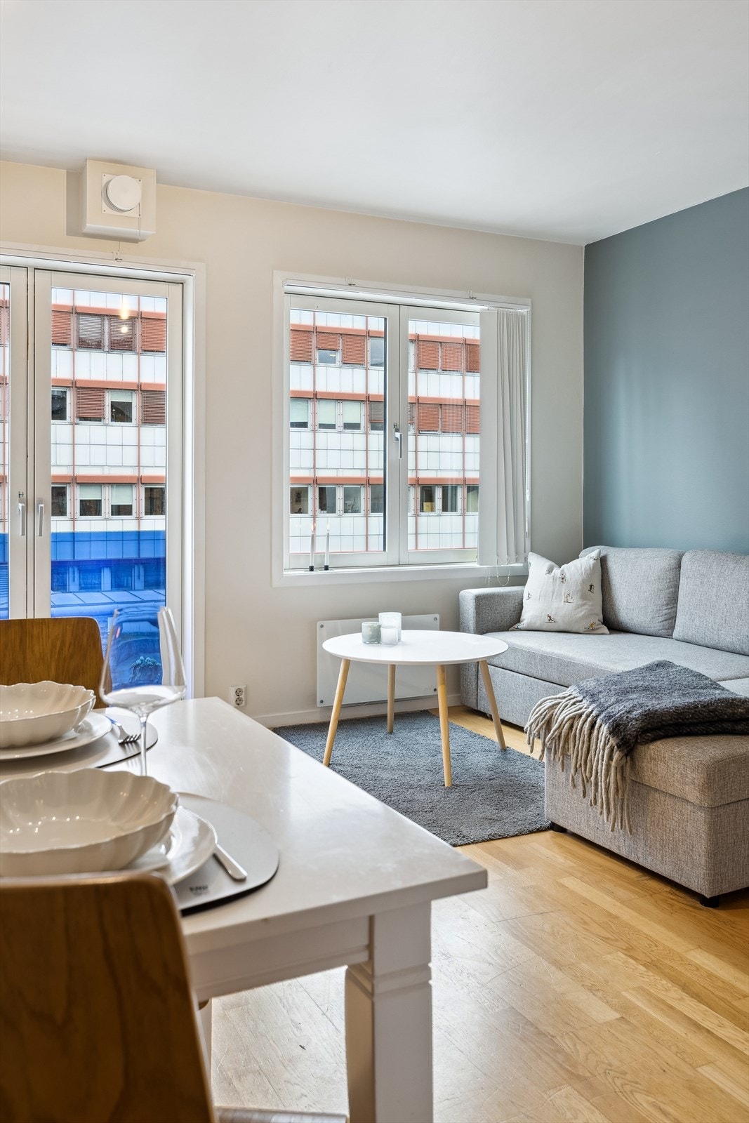 Stuen er lett å møblere og innbyr til hyggelige stunder med familie og venner. Galleribilde