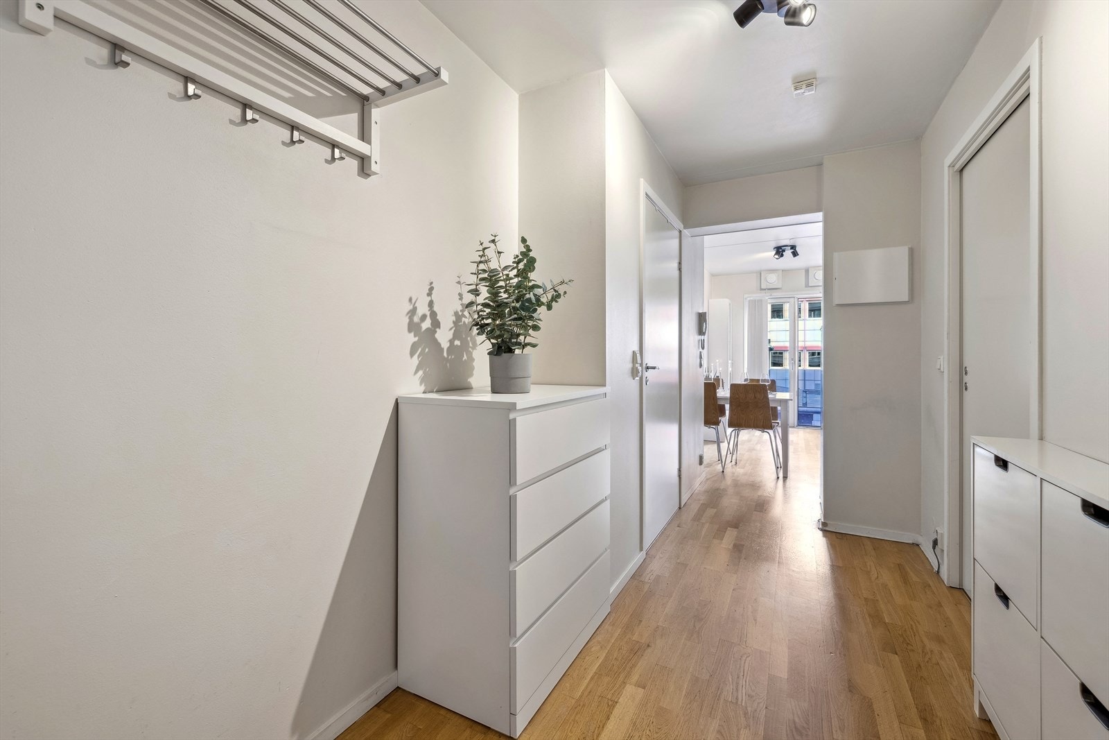 Entréen har plass til praktiske garderobeløsninger Galleribilde