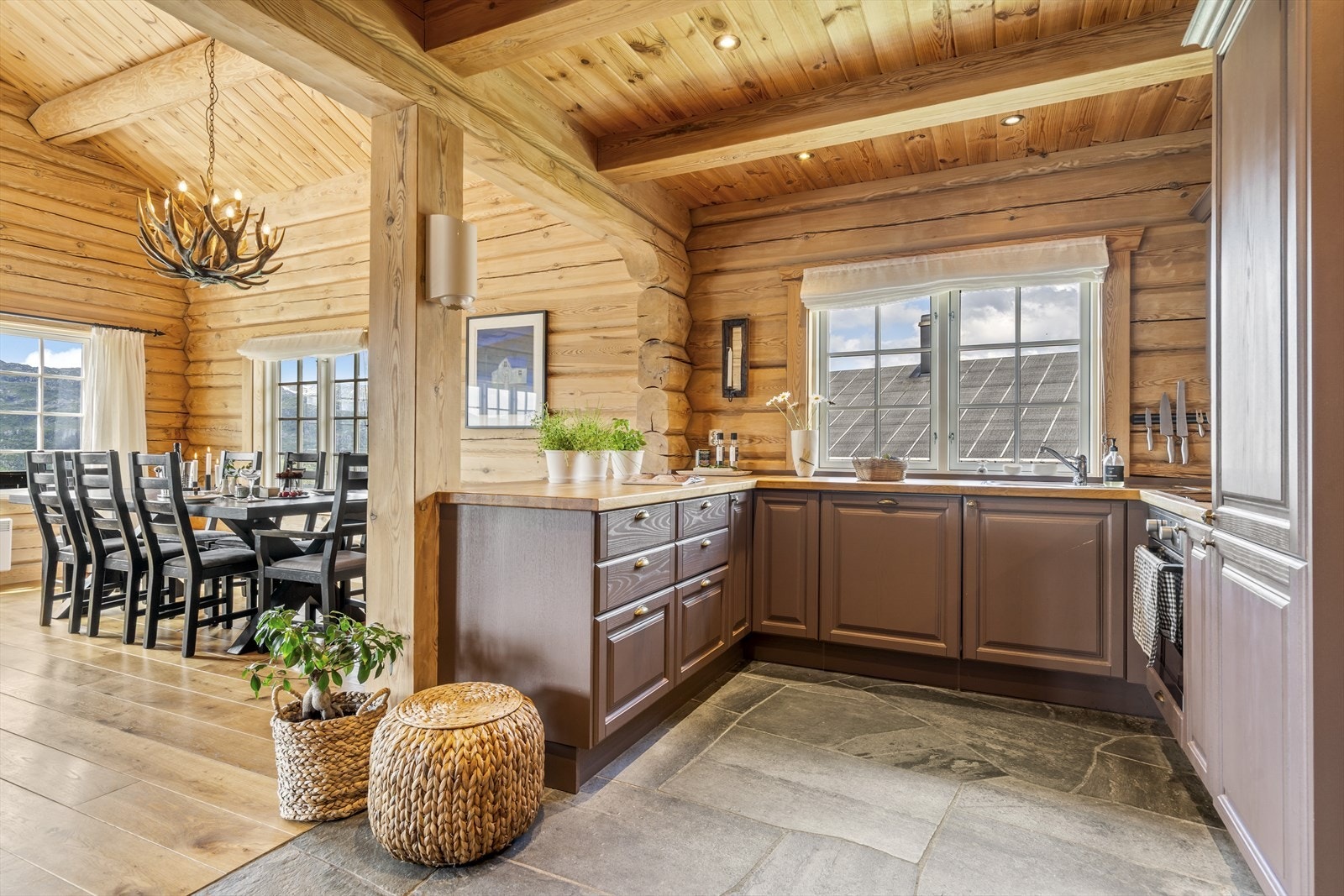 Åpen kjøkkenløsning med pen innredning, heltre benkeplate og integrerte hvitevarer Galleribilde