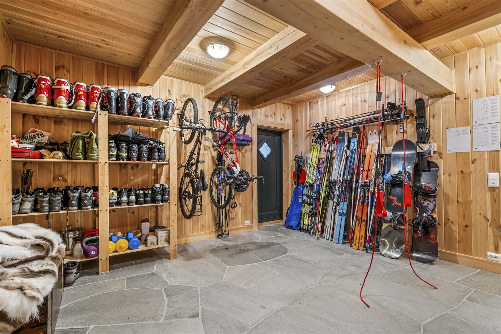 Stor skibod med bi-inngang Galleribilde