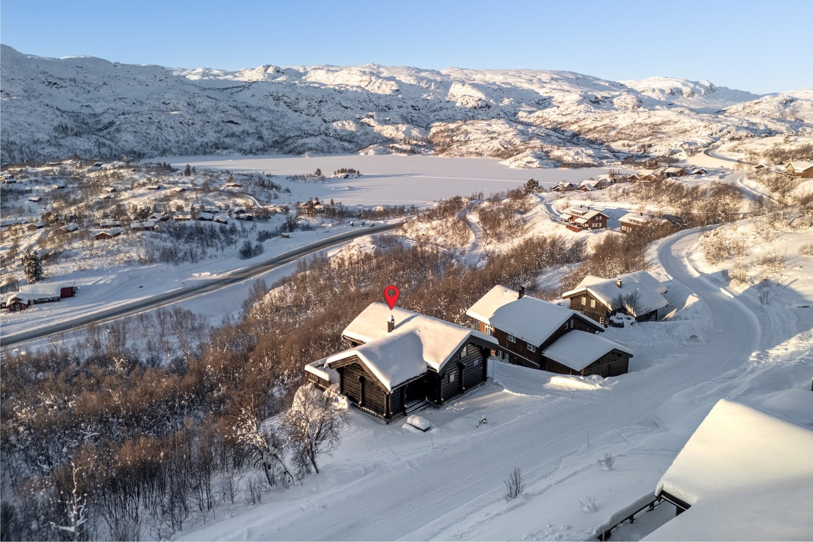 Stor og innbydende tømmerhytte på Vågslid med panoramautsikt, badstue og god plass til hele familien. Perfekt beliggenhet for både ski og tur - året rundt. Galleribilde