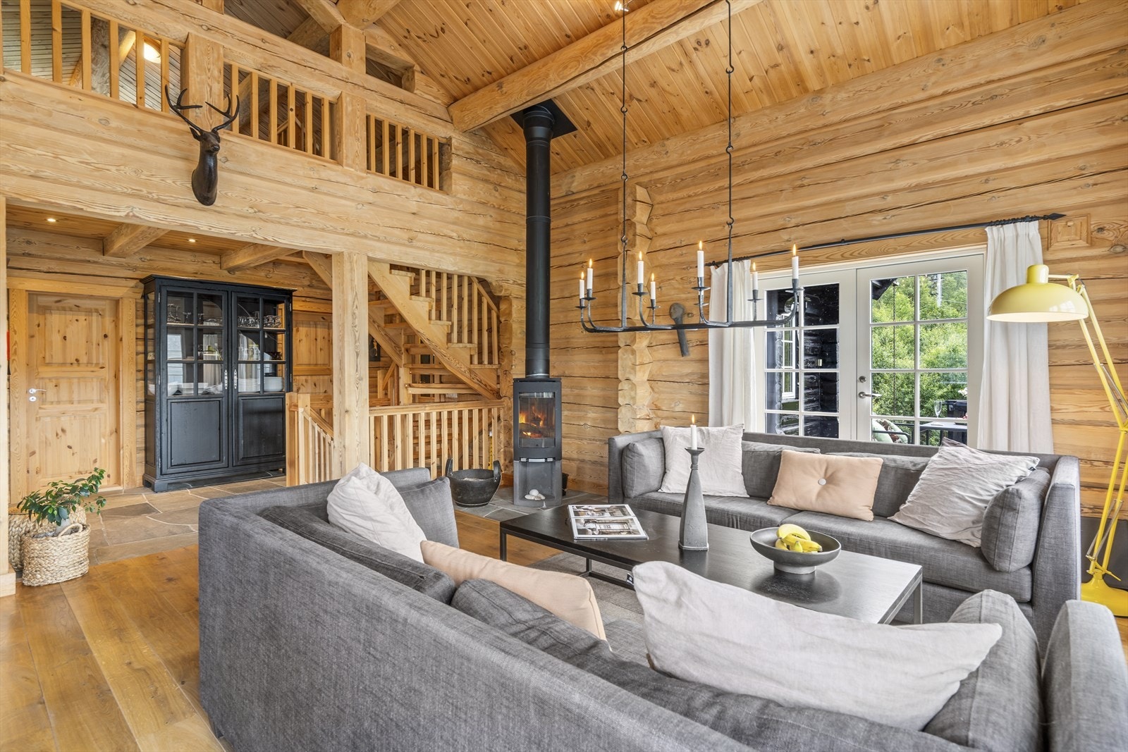 Stilfull hytte og med hems i deler av hytten Galleribilde