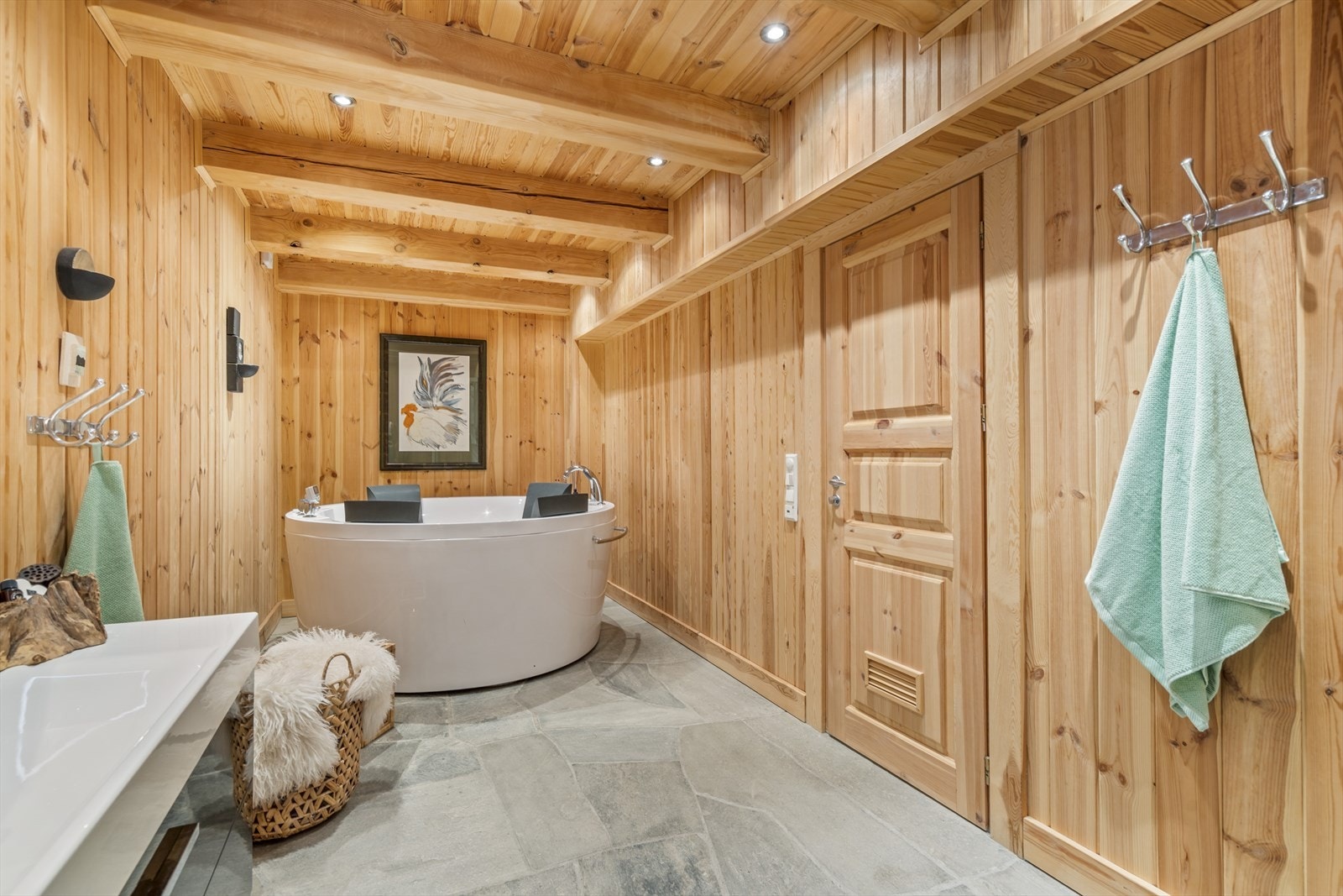 Stort bad i underetasjen med skifergulv. Herlig massasjebadekar Galleribilde