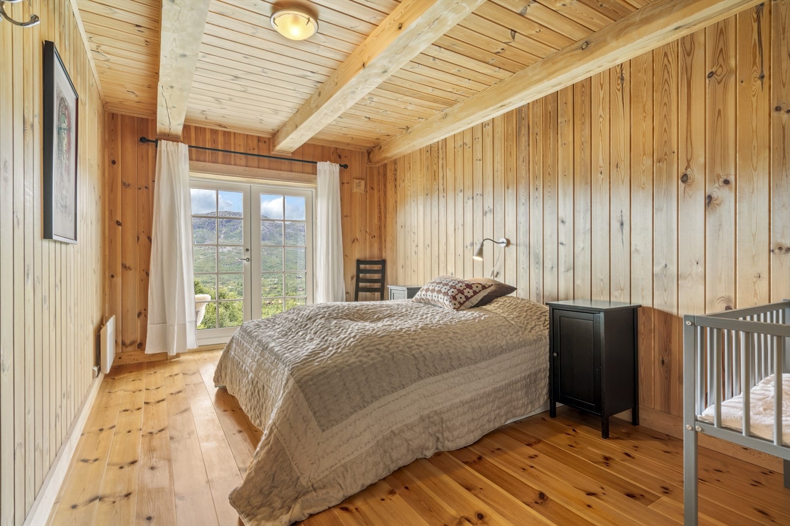 Soverom 2 i underetasje med utgang til uteplass Galleribilde