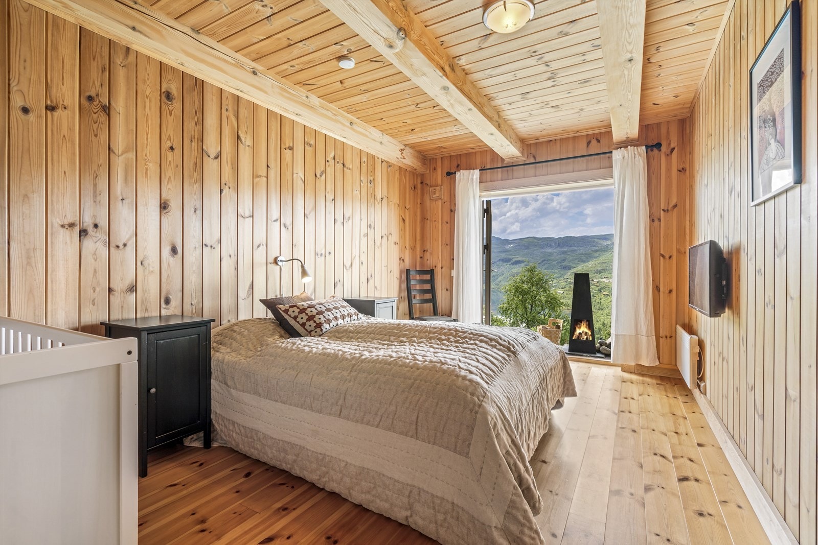 Soverom i underetasje med dobbel skyvedør til uteplass Galleribilde