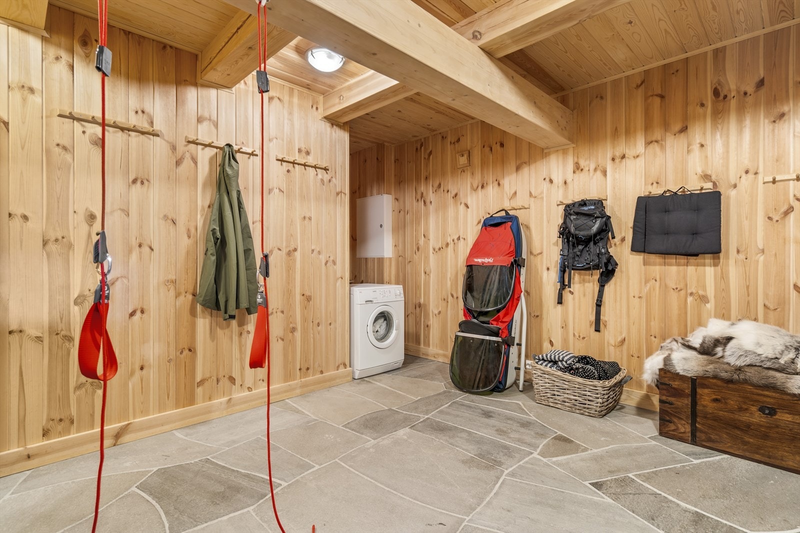 Her er også opplegg til vaskemaskin og ellers god plass til både trening og annen oppbevaring/oppheng. Galleribilde