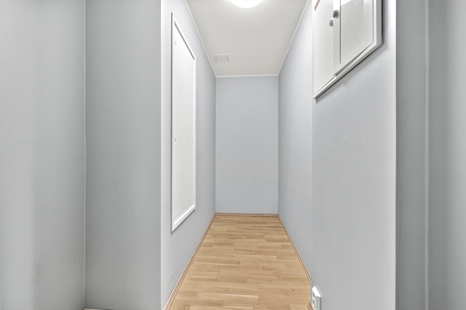 Praktisk innvendig bod gir ekstra og lett tilgjengelig lagringsplass. Galleribilde