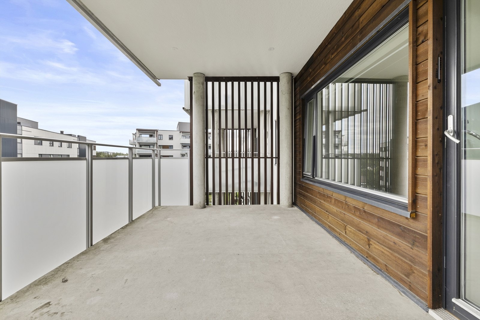 Balkongen har moderne rekkverk i stål og glass som gir et skjermet uterom. Galleribilde